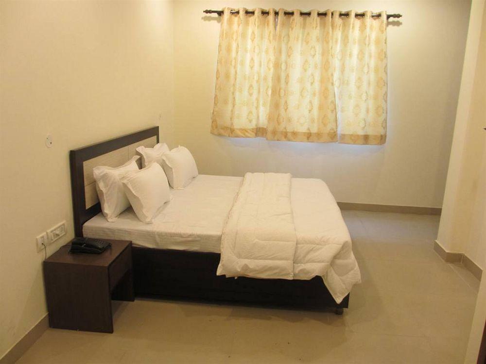 Airport Hotel Chanakya Neu-Delhi Exterior foto