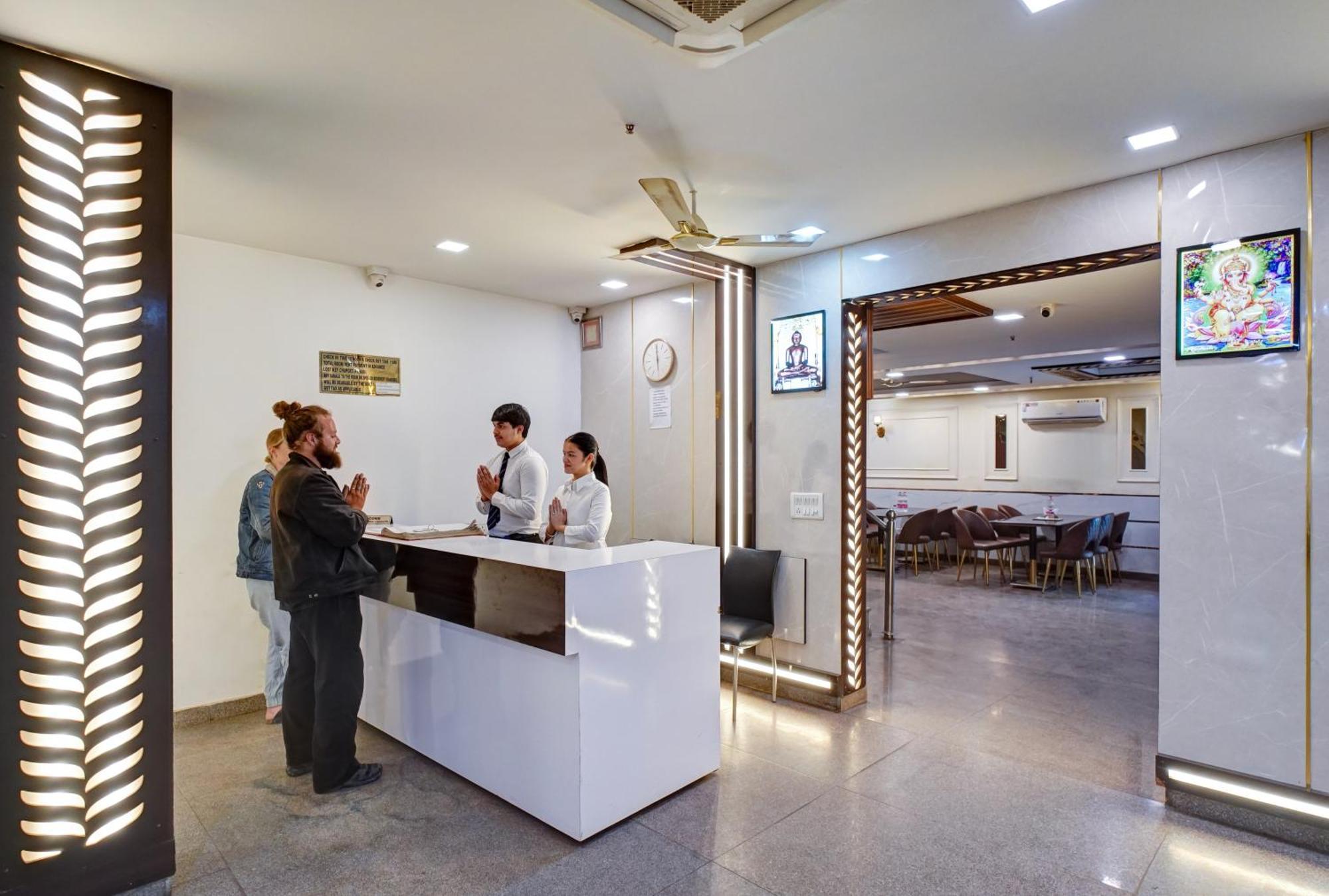 Airport Hotel Chanakya Neu-Delhi Exterior foto