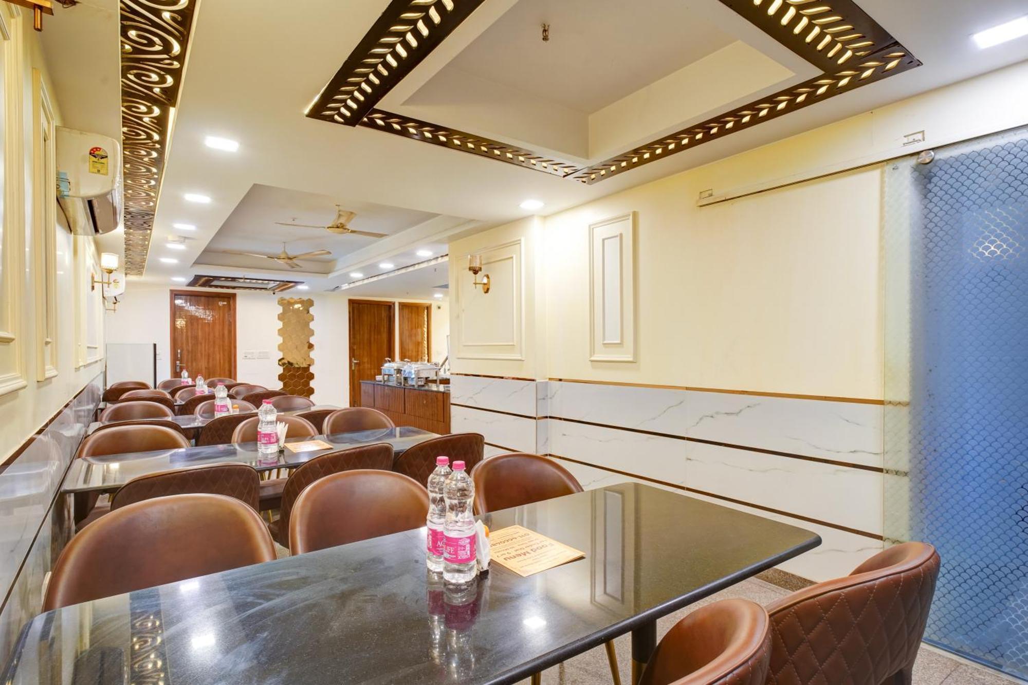 Airport Hotel Chanakya Neu-Delhi Exterior foto