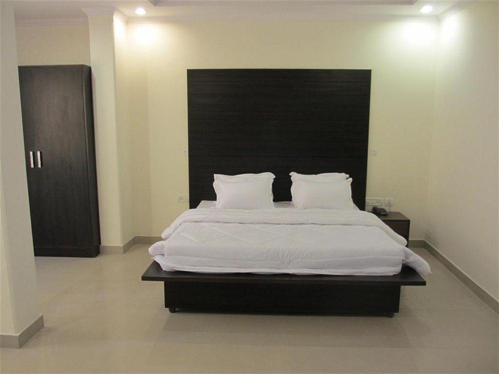 Airport Hotel Chanakya Neu-Delhi Exterior foto