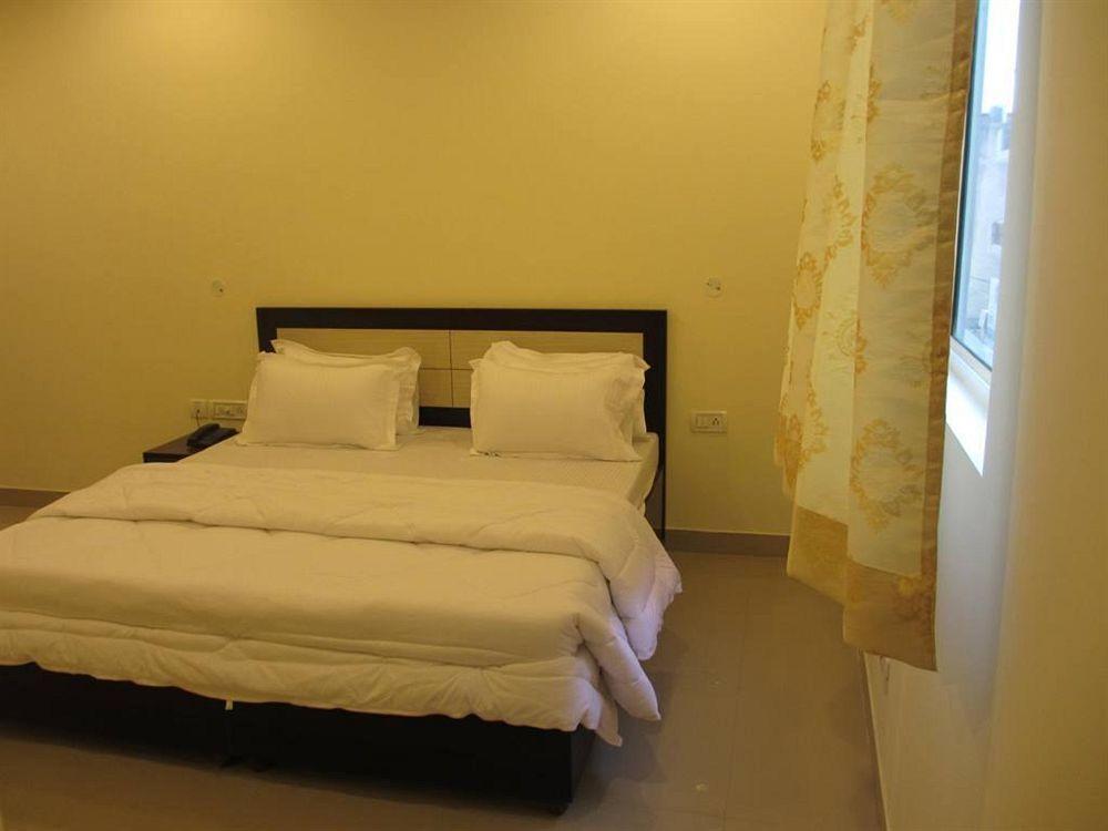 Airport Hotel Chanakya Neu-Delhi Exterior foto