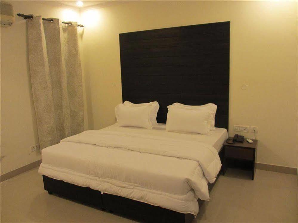 Airport Hotel Chanakya Neu-Delhi Exterior foto